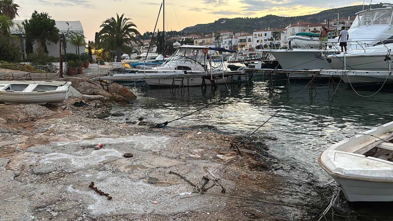 Ο σταθερός μόλος στο ναυπηγείο Δελημήτρου, που κάνουν πλαγιοδέτηση τα σκάφη για επισκευές εντός θαλάσσης