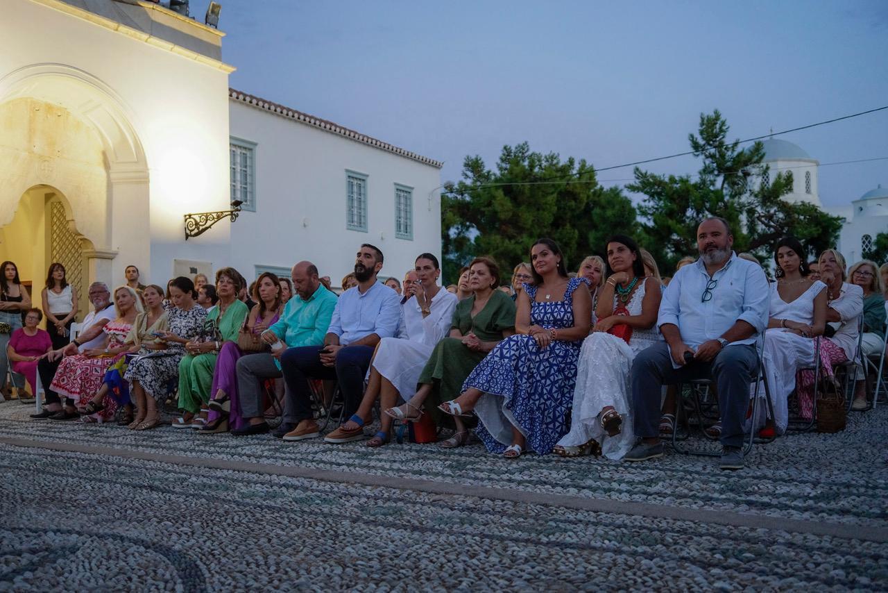 ο προαύλιος χώρος του Άγιου Νικόλαου