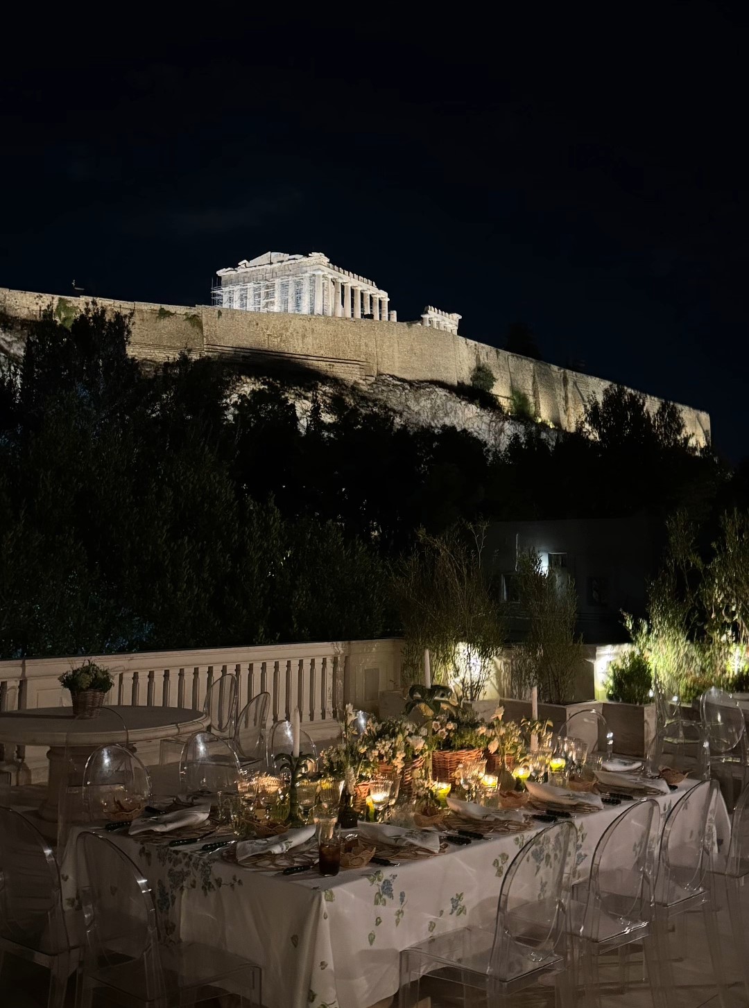 H θέα της φωταγωγημένης Ακρόπολης είναι συγκλονιστική