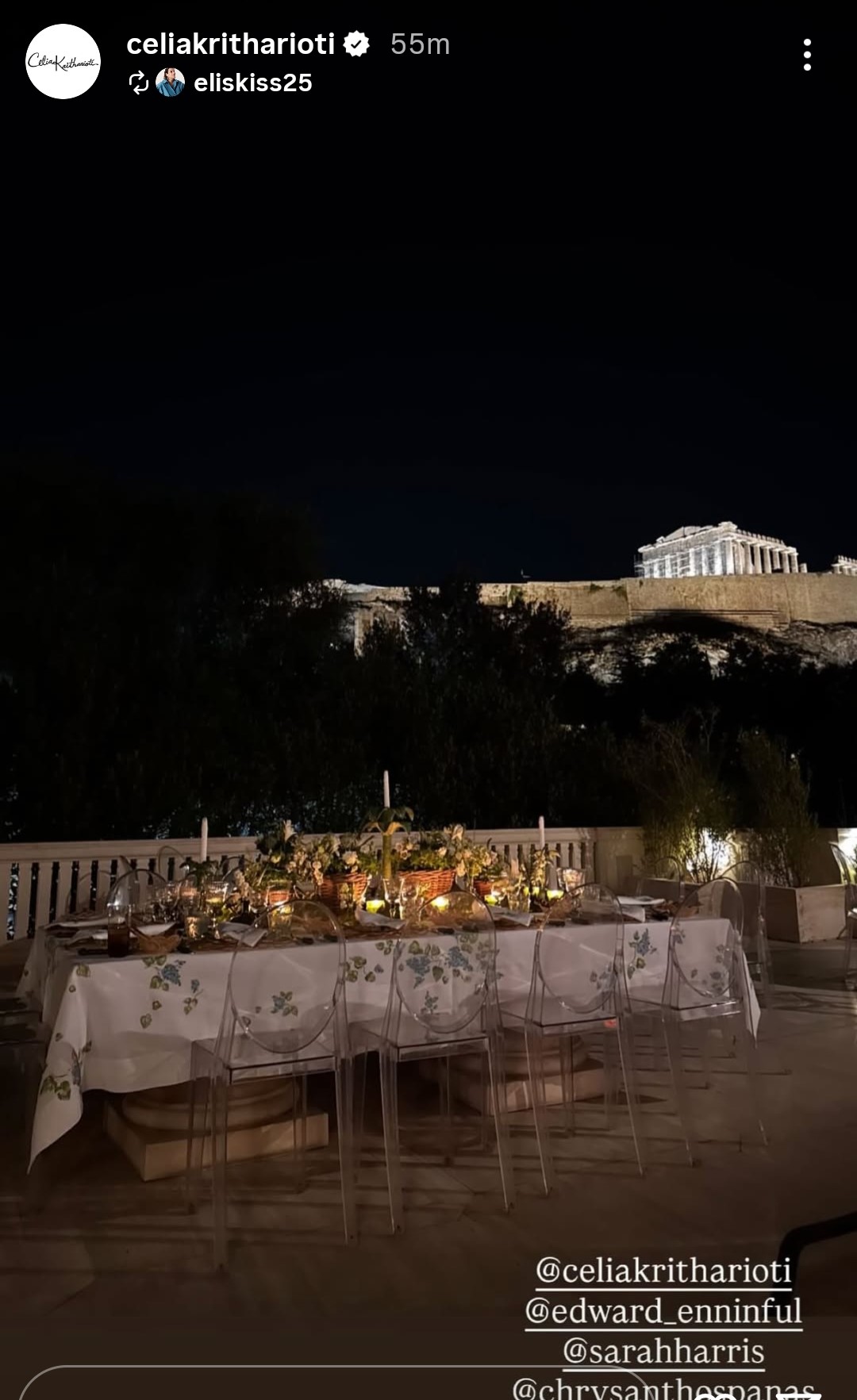 Το αψογα στολισμένο τραπέζι περιμένει τους συνδαιτημόνες