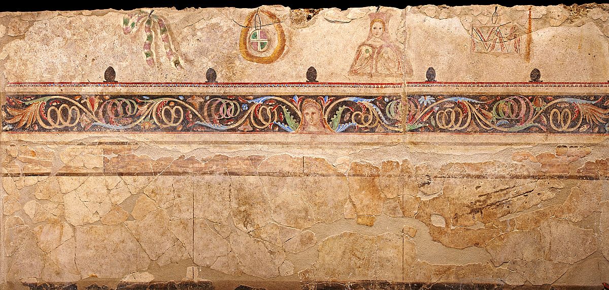 Περίτεχνη διακόσμηση του τάφου με φυτικές συνθέσεις και γυναικεία μορφή στο κέντρο (330-320 π.Χ.)