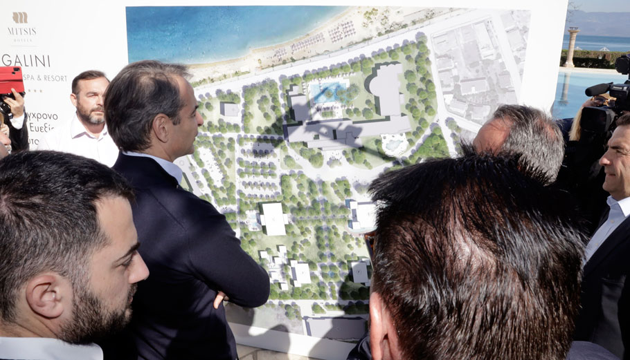 Ο Κυριάκος Μητσοτάκης στα Καμένα Βούρλα το 2023 όπου είχε ενημερωθεί για το έργο του ομίλου Mitsis