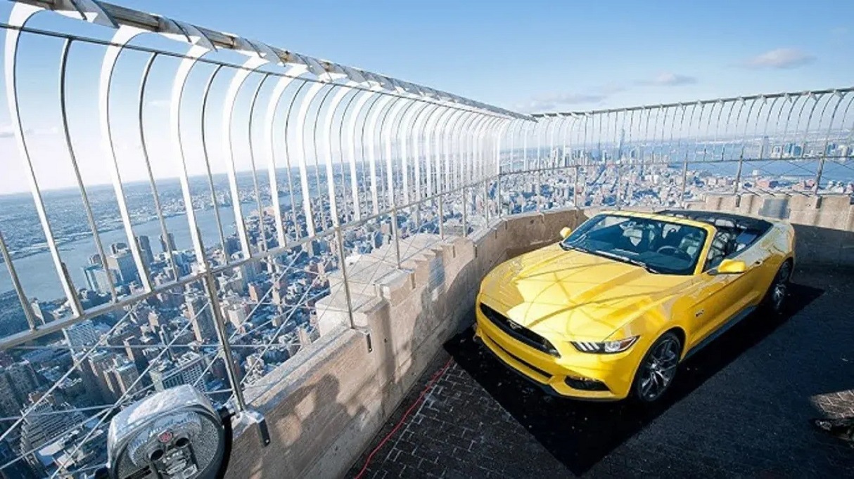 Γιορτάζοντας τα 50 χρόνια της Mustang το 2014, το τότε νέο σπορ κουπέ μοντέλο της εταιρείας φιλοξενείται για μια ακόμα φορά στο παρατηρητήριο του Empire State Building