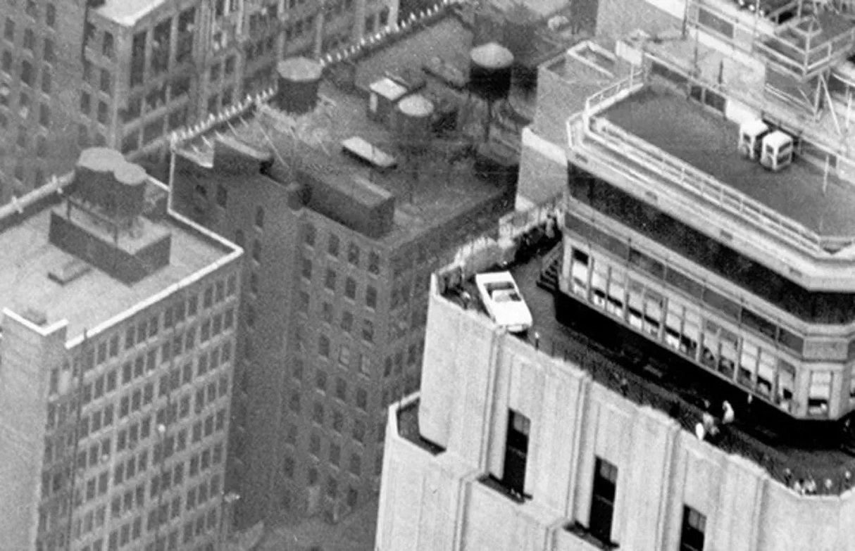 Το 1965, κατά τη διάρκεια του πρώτου έτους κυκλοφορίας της στις ΗΠΑ, στο οποίο κατέγραψε πωλήσεις που έφτασαν τις 420.000 μονάδες, μια Mustang τοποθετήθηκε στον 86ο όροφο του Empire State Building, στη Ν. Υόρκη