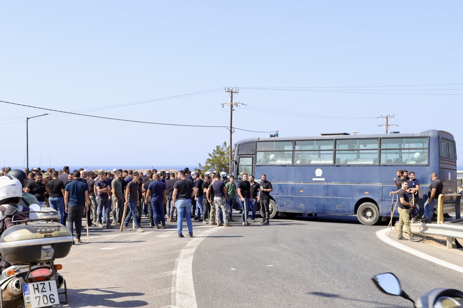 Οι αγροτοκτηνοτρόφοι της Ανατολικής Κρήτης πραγματοποιούν κινητοποίηση στον κόμβο του αεροδρομίου Ηρακλείου “Ν. Καζαντζάκης, Παρασκευή 5 Σεπτεμβρίου 2025. Στον κόμβο του αεροδρόμιο του Ηρακλείου “Ν. Καζαντζάκης” συνεχίζουν την κινητοποίησή τους οι αγροτοκτηνοτρόφοι της Ανατολικής Κρήτης. Αργά το μεσημέρι αποφάσισαν να σταματήσουν τον αποκλεισμό του ΒΟΑΚ στο ύψος της Παντάνασσας, όπου είχαν συγκεντρωθεί νωρίτερα, με αποτέλεσμα να διακοπεί η κυκλοφορία των οχημάτων και στα δύο ρεύματα. Τουρίστες που φτάνουν με λεωφορεία μέσω του ΒΟΑΚ, κατεβαίνουν και κατευθύνονται πεζοί, με τις βαλίτσες στα χέρια, στο αεροδρόμιο.