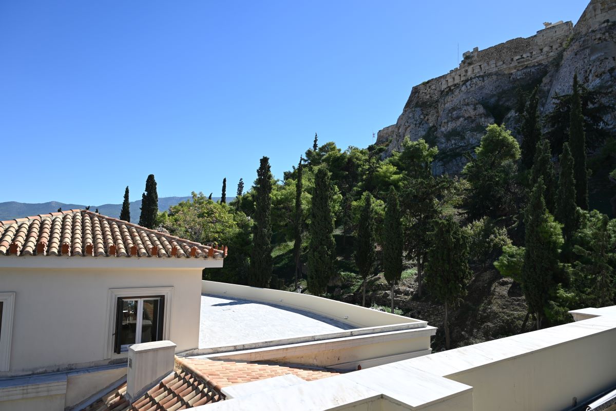 Η γειτνίαση του μουσείου με τον ιερό βράχο