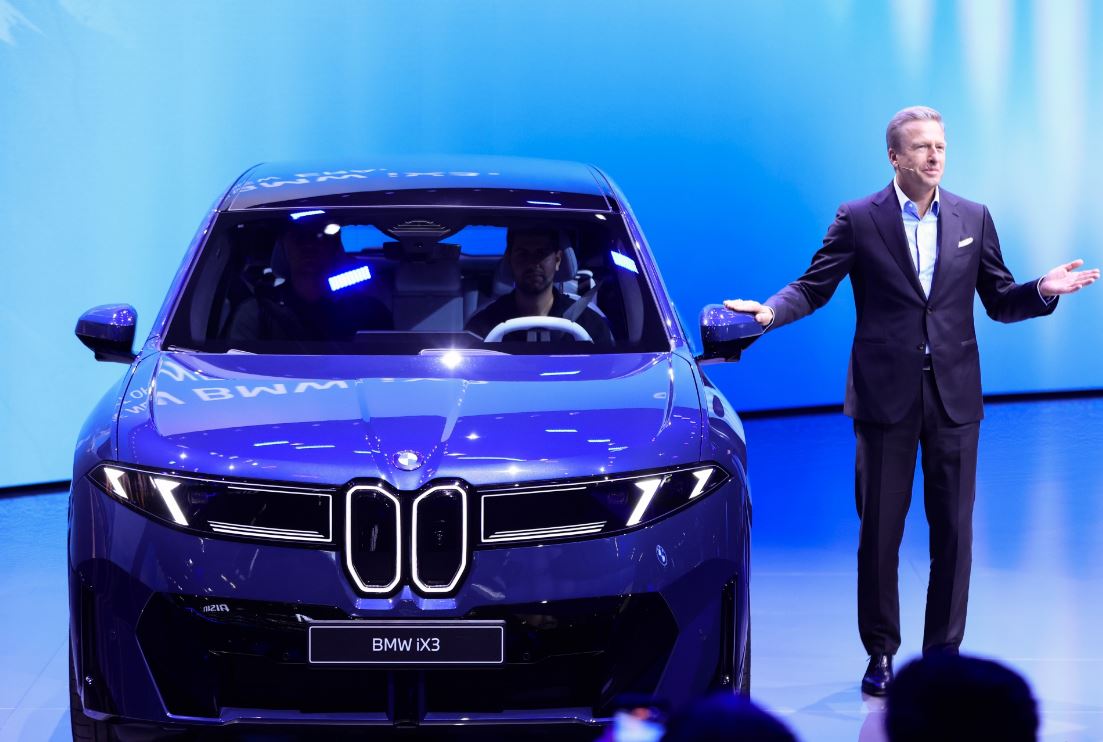 Ο Oliver Zipse παρουσιάζει τη νέα BMW iX3