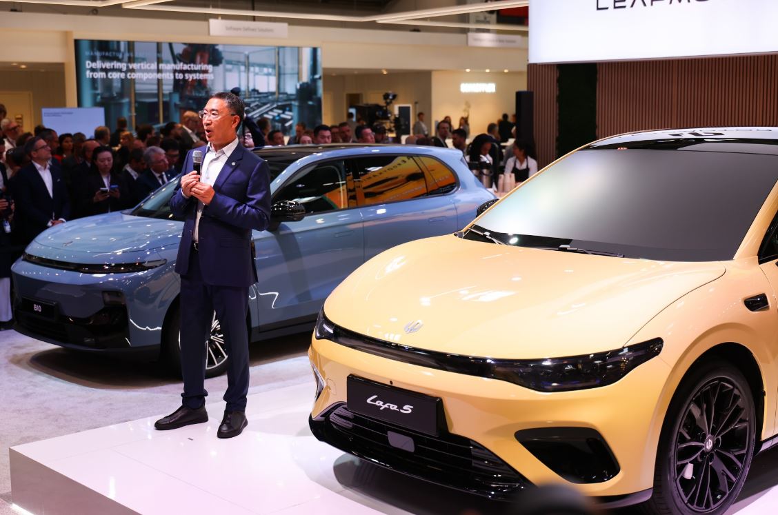 Ο CEO της Zhejiang Leapmotor Technology, Zhu Jiangming, με το νέο Lafa 5