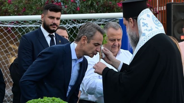 Ο Μητσοτάκης με έμπλαστρο