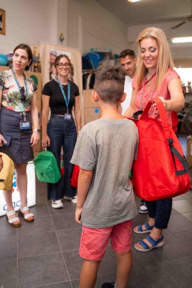 Τα παιδιά παραλαμβάνουν τις σχολικές τσάντες τους