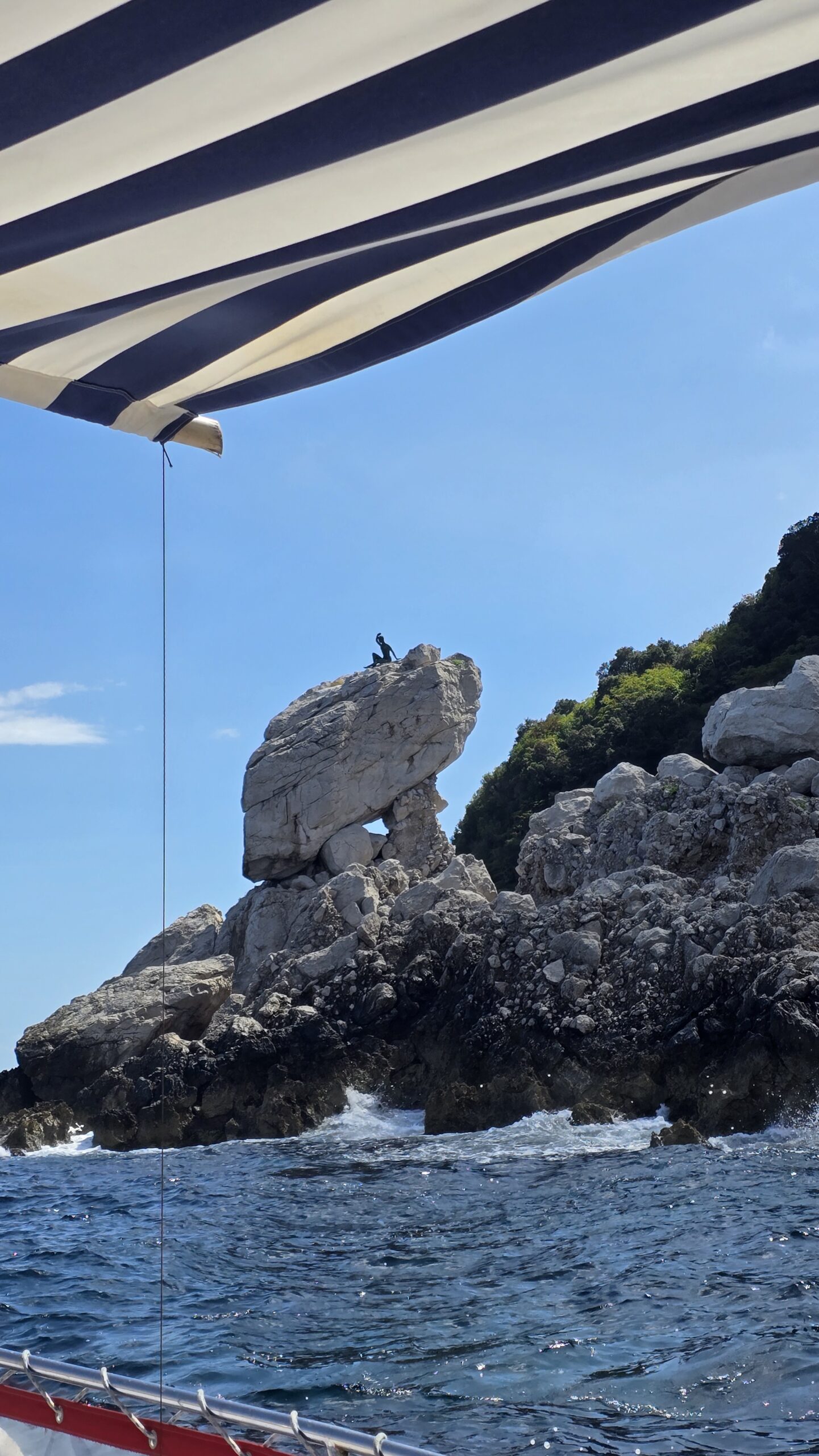 Το άγαλμα του βουτηχτή που περιμένει να πιάσει το φορτίο και να πάρει το ρεγάλο