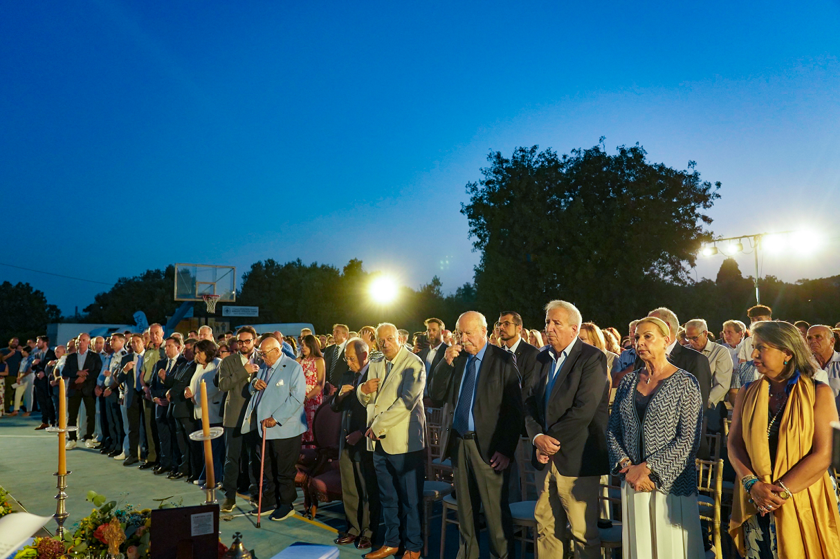 Αντιναύαρχος (ε.α.) Στέλιος Κωστάλας, Αναπληρωτής Γενικός Διευθυντής και Chief of Staff του Ομίλου Τσάκος, κ. Νότης Μηταράκης, Βουλευτής Χίου, Καπετάν Παναγιώτης Γιγής, Πρόεδρος της Πανελλήνιας Ένωσης Πλοιάρχων Εμπορικού Ναυτικού (ΠΕΠΕΝ), κα Βενετία Καλλιπολίτου, Πρόεδρος Δ.Σ. ΤΕΕΝΣ και Διευθύντρια Προσωπικού και Εκπαίδευσης του Ομίλου Τσάκος, κ. Χρήστος Καριτζής, Σύμβουλος σε Ναυτιλιακά Θέματα & Επιθεωρητής Πλοίων – Εκπρόσωπος της Υφυπουργού Ναυτιλίας της Κυπριακής Δημοκρατίας,  κ. Παναγιώτης Ν. Τσάκος, ο νεότερος, Καπετάν Παναγιώτης Ν. Τσάκος,  Σεβασμιώτατος Μητροπολίτης Χίου, Ψαρών και Οινουσσών κ.κ. Μάρκος, κ. Ευθύμιος Μητρόπουλος, Επίτιμος Πρόεδρος Δ.Σ. του Κοινωφελούς Ιδρύματος «Μαρία Τσάκος», κ. Ιωάννης Μαλαφής, Δήμαρχος Χίου, κ. Γεώργιος Ανωμερίτης, Αντιπρόεδρος Δ.Σ. του Κοινωφελούς Ιδρύματος «Μαρία Τσάκος», κ. Γιώργος Δανιήλ, Δήμαρχος Οινουσσών, κα Βάσω Τσάκου, κα Μαριέττα Μινώτου, Πρόεδρος της Ιστορικής και Εθνολογικής Εταιρείας της Ελλάδος (ΙΕΕΕ) και δίπλα της ο κ. Χάρης Χατζημιχαήλ, Πρόεδρος και Γενικός Διευθυντής της Tsakos Shipping & Trading SA, o κ. Guadalupe Marcelo Γενικός Διευθυντής της Fenirol S.A. και η σύζυγός του κα. Larrobla Ugarte Valentina