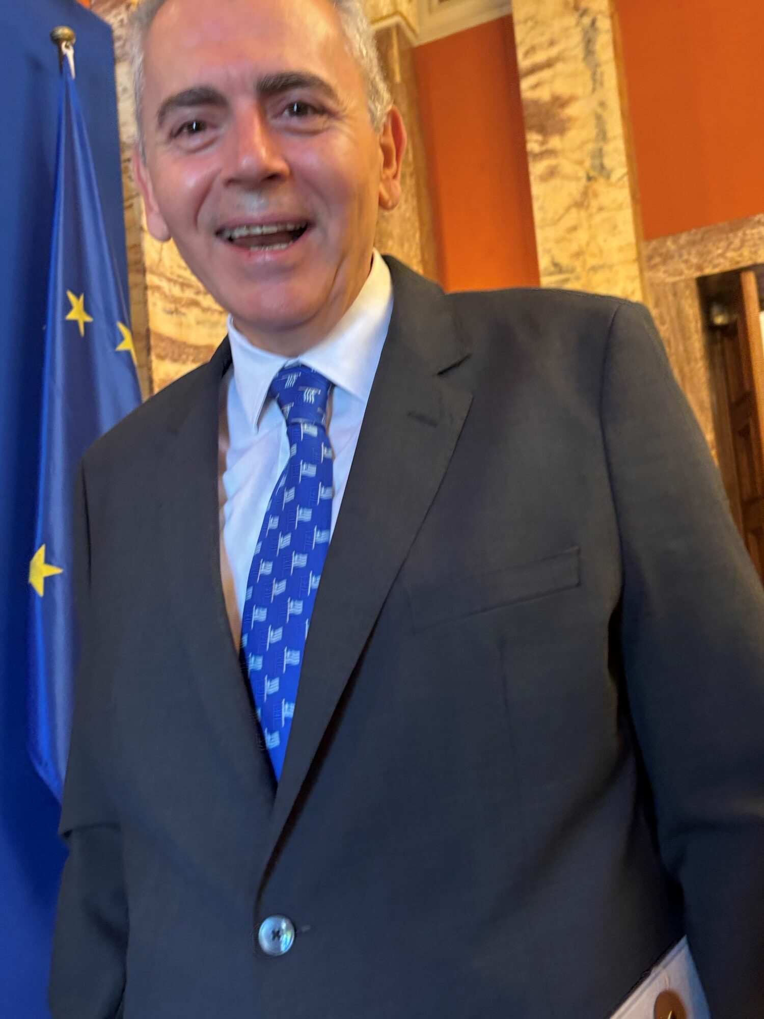 Ο Μάξιμος Χαρακόπουλος με την ξεχωριστή γραβάτα