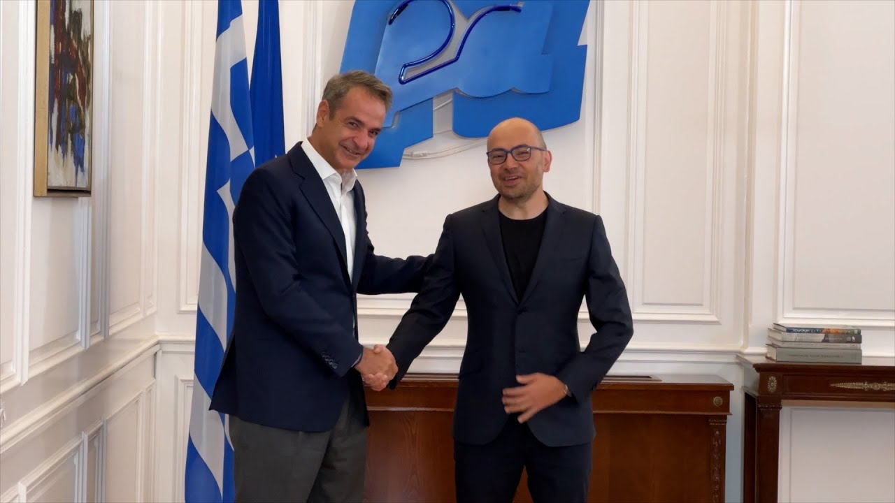 Ο πρωθυπουργός Κυριάκος Μητσοτάκης υποδέχεται τον νομπελίστα συνιδρυτή και διευθύνοντα σύμβουλο της Google DeepMind, Demis Hassabis, κατά τη διάρκεια σύσκεψης με θέμα «Το Μέλλον της Τεχνητής Νοημοσύνης» στο Μέγαρο Μαξίμου, στην Αθήνα