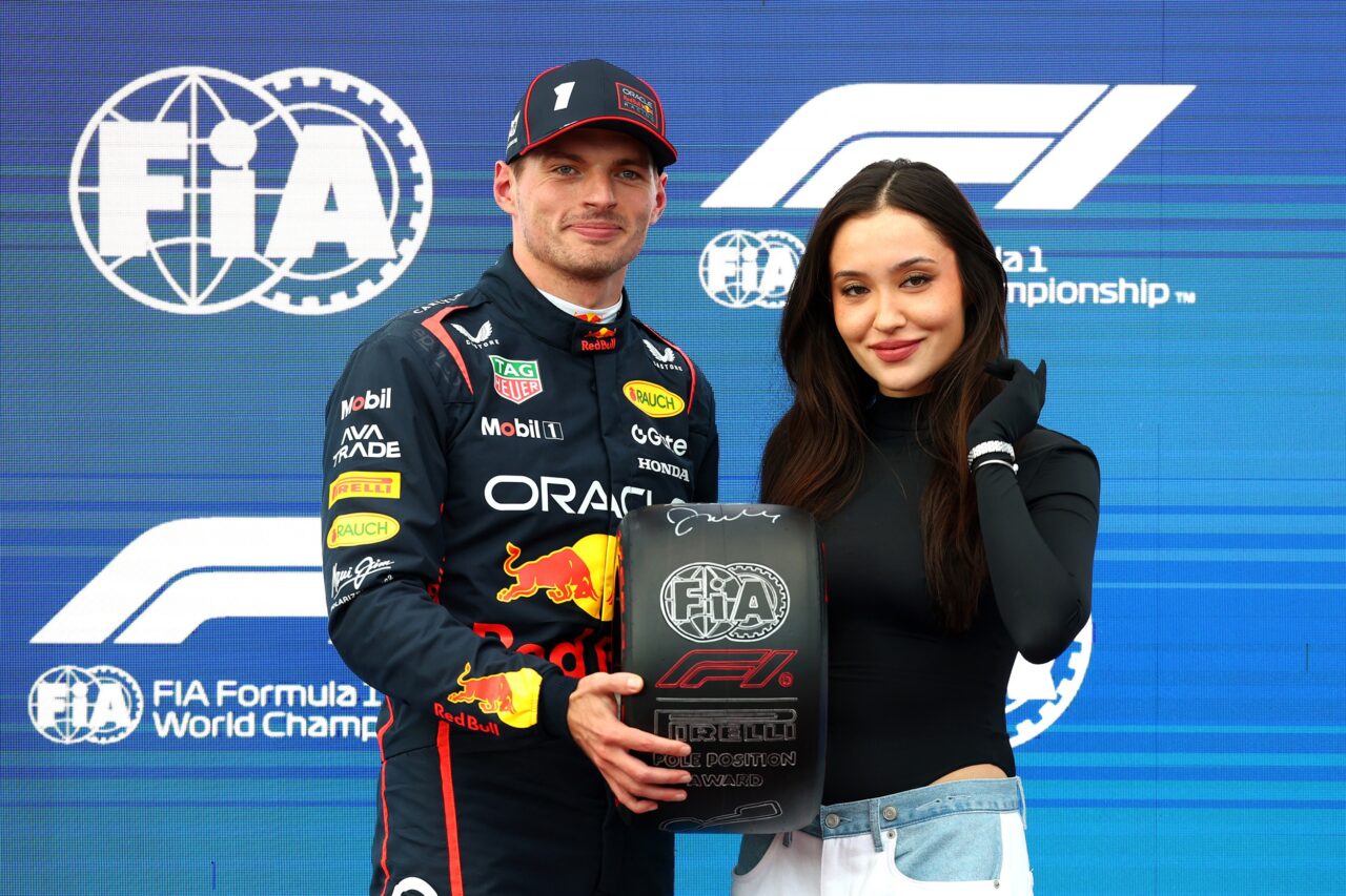 Ο Μαξ Φερστάπεν, παραλαμβάνει το βραβείο Pirelli Pole Position από την Janelle Zharmenova (influencer) στην πίστα του Μπακού.
