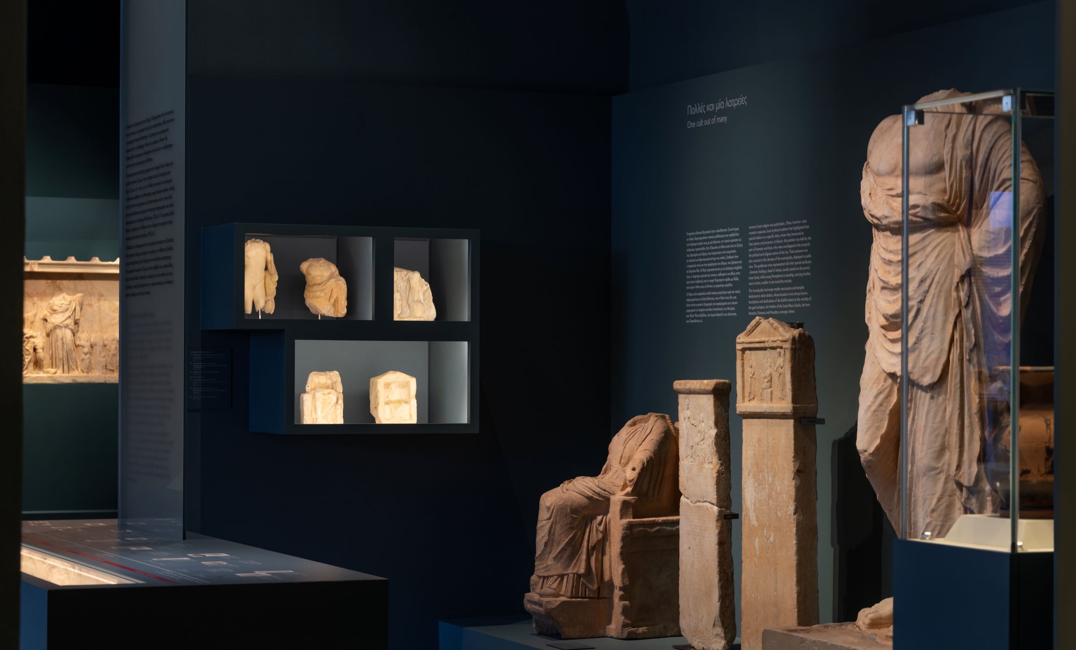 Αίθουσα με ευρήματα από τα ιερά άλλων θεοτήτων στην Ελευσίνα, όπως της Κυβέλης (στο κέντρο)