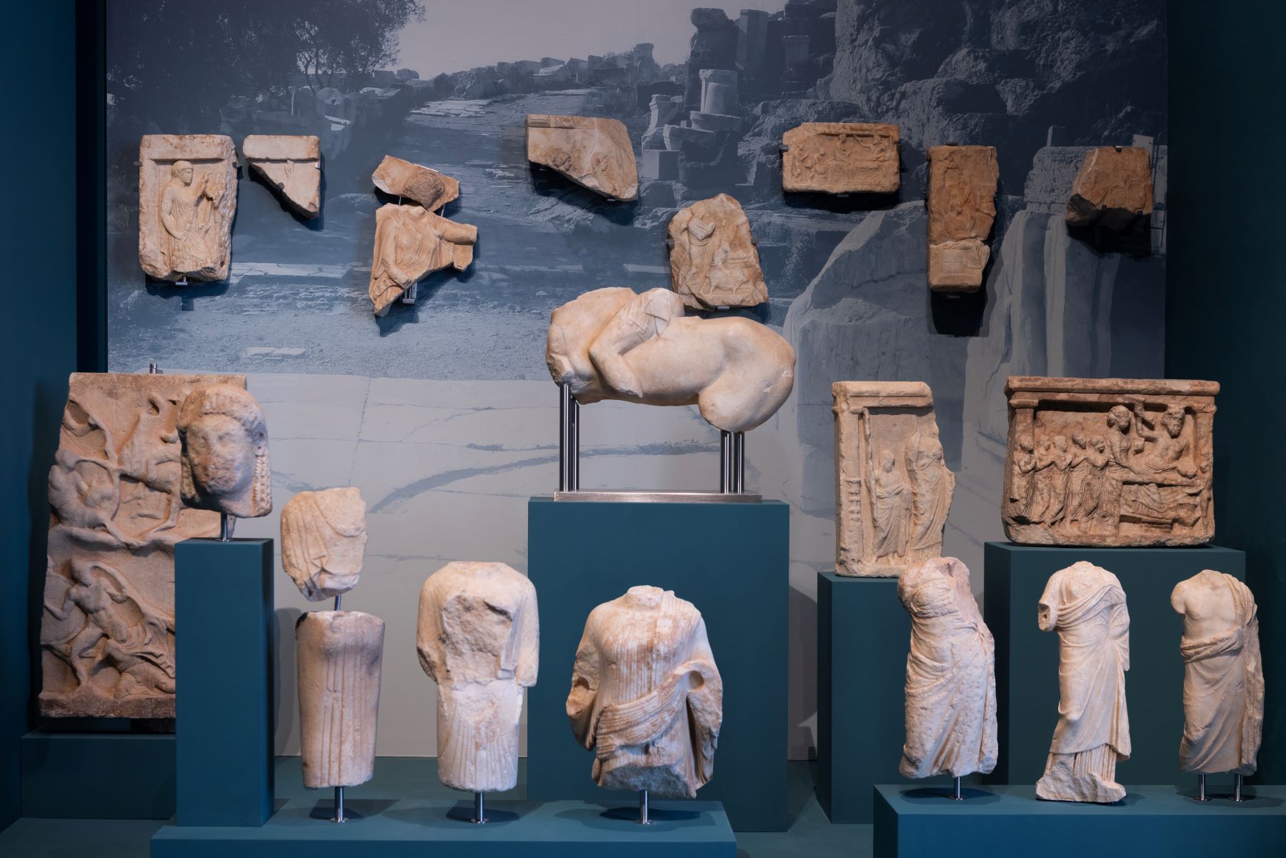 Μαρμάρινα αναθήματα στις θεές Δήμητρα και Κόρη