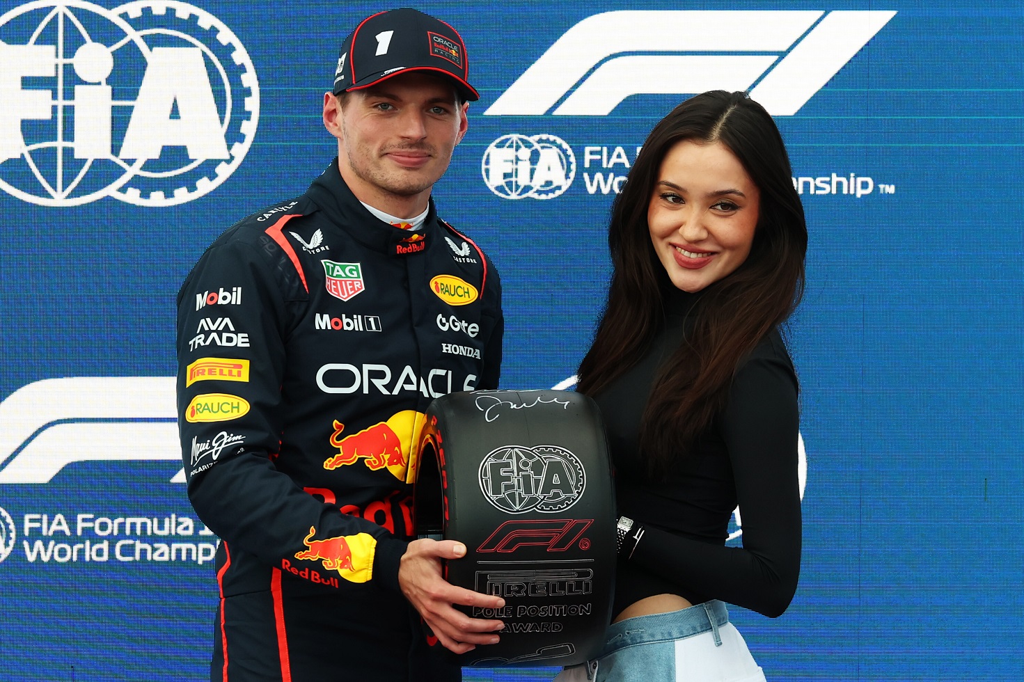 Ο Μαξ Φερστάπεν, παραλαμβάνει το βραβείο Pirelli Pole Position από την Janelle Zharmenova, influencer από το Καζακστάν με 2.1 εκ. ακόλουθους στο Tik Tok.