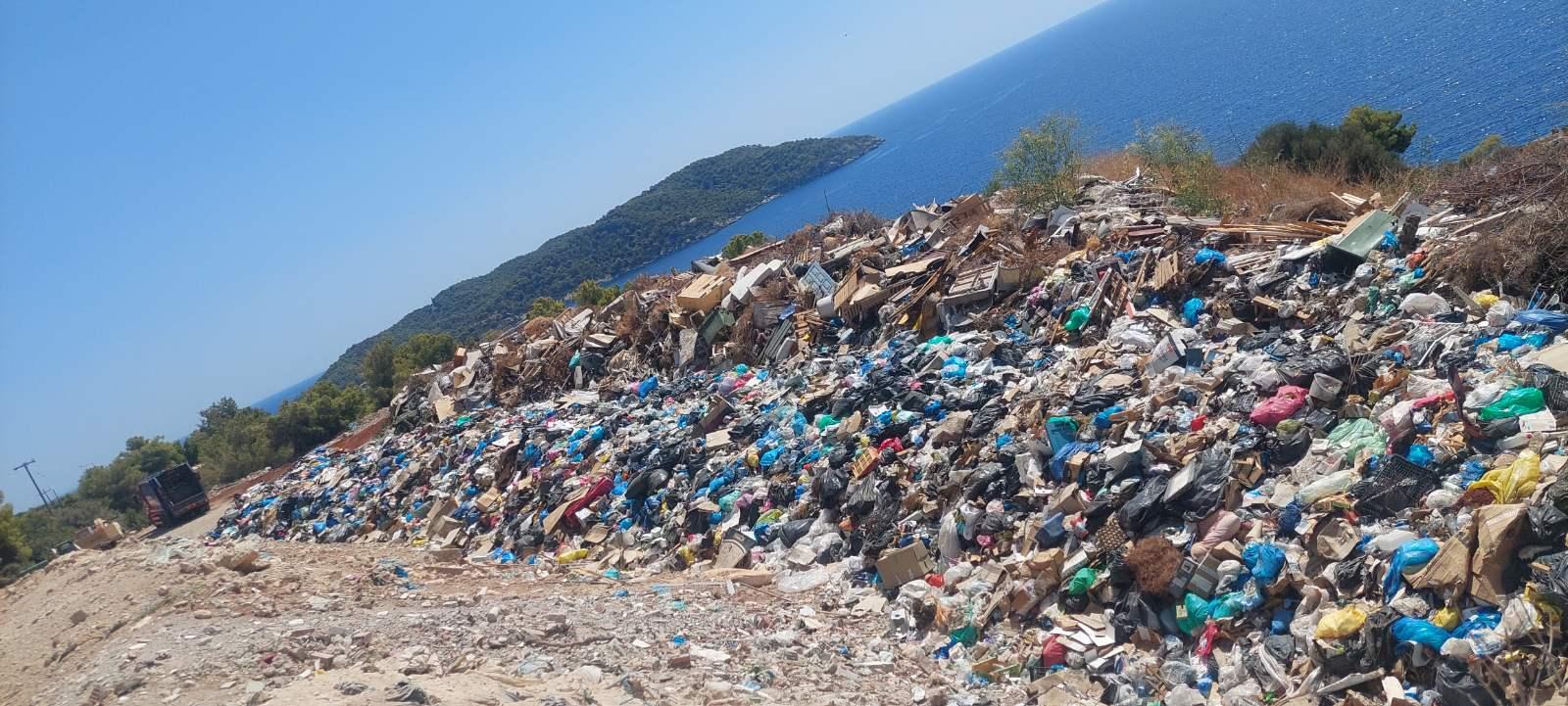 Φωτογραφίες από μια ακόμη παράνομη χωματερή στις Σπέτσες