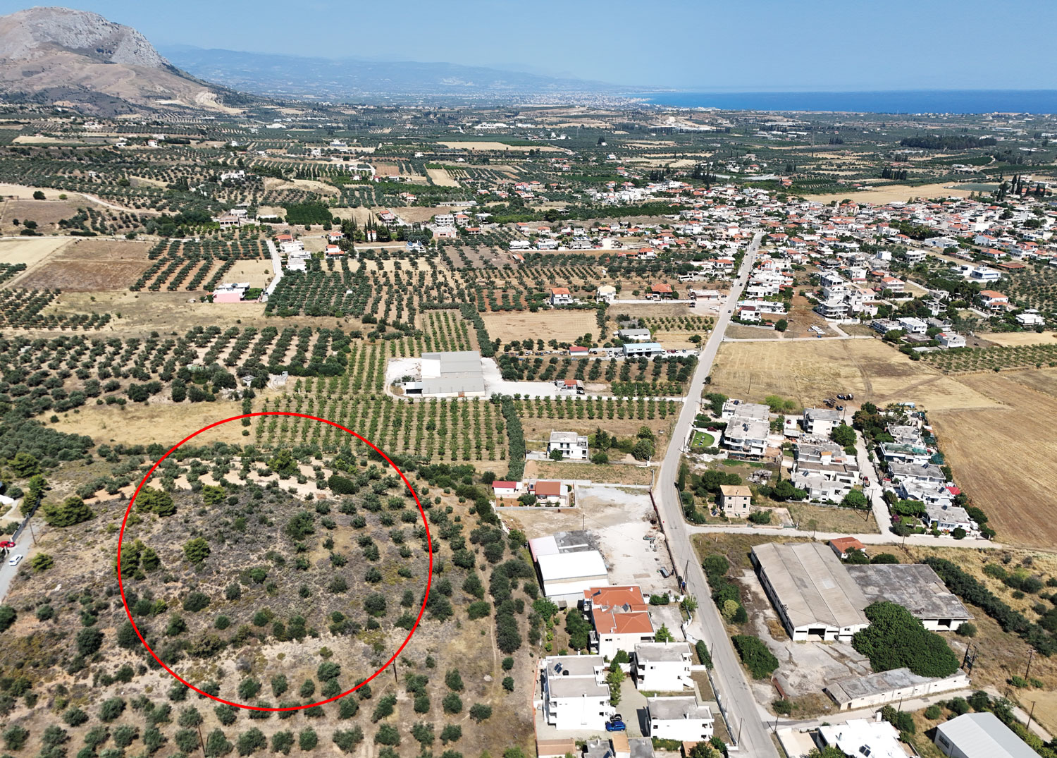 Η κατοικία του Χάου (κυκλωμένη) στην κορυφή του λόφου