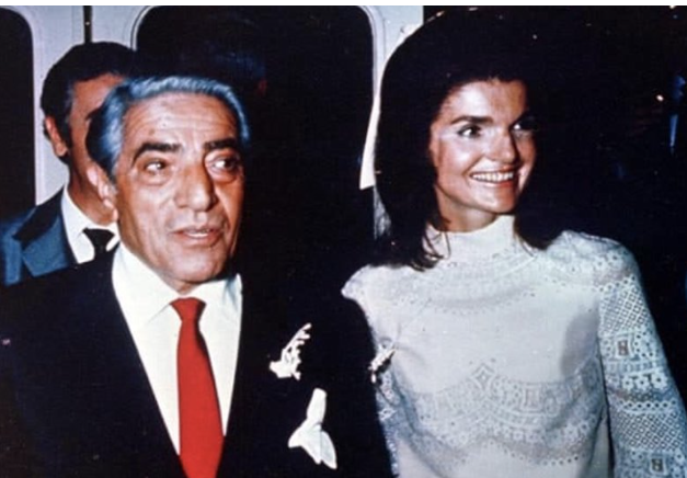 Τζάκι Κένεντι και Αριστοτέλης Ωνάσης (photo credit : The National Herald)