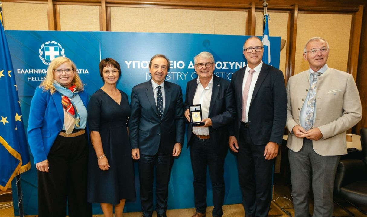 Ο Yφυπουργός Δικαιοσύνης κ. Ιωάννης Μπούγας συναντήθηκε σήμερα στο Υπουργείο Δικαιοσύνης με αντιπροσωπεία της Κοινοβουλευτικής Ομάδας «Working Group 2», του κόμματος Freie Wähler Landtagsfraktion του Κοινοβουλίου του Ομόσπονδου Κρατιδίου της Βαυαρίας.