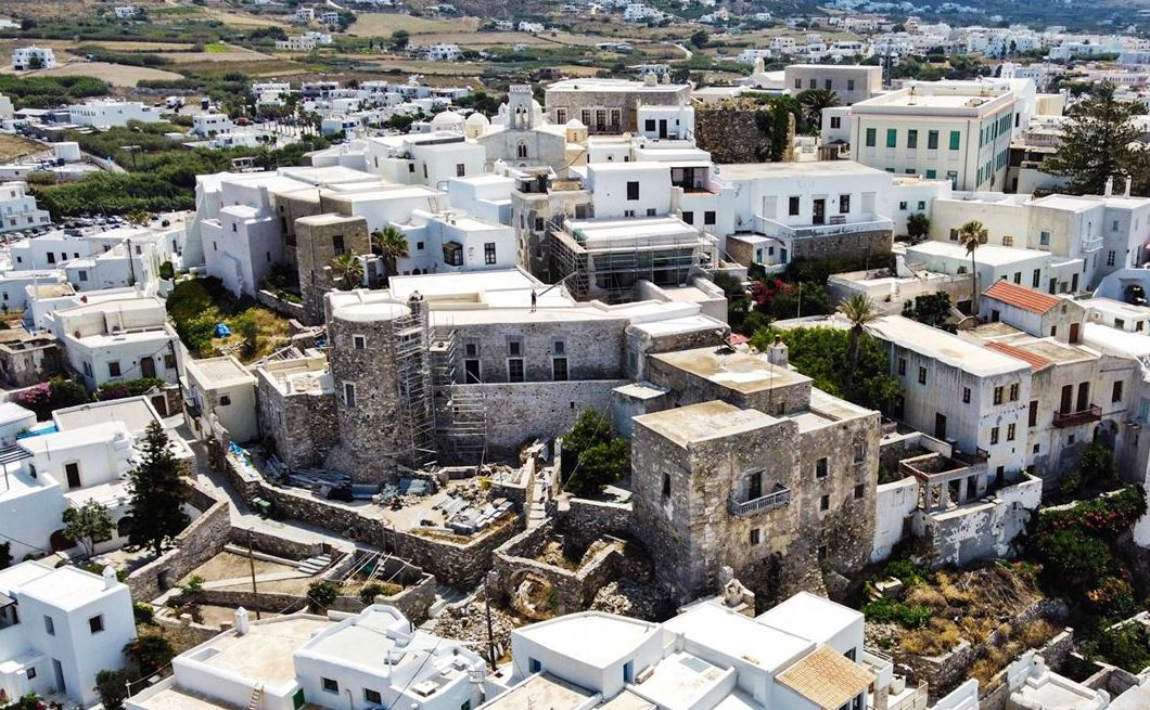 Ο Πύργος Κρίσπι και το όμορό του Αρχοντικό Προμπονά ή Κτήριο της «Αεροπορίας» στο Κάστρο της Χώρας Νάξου