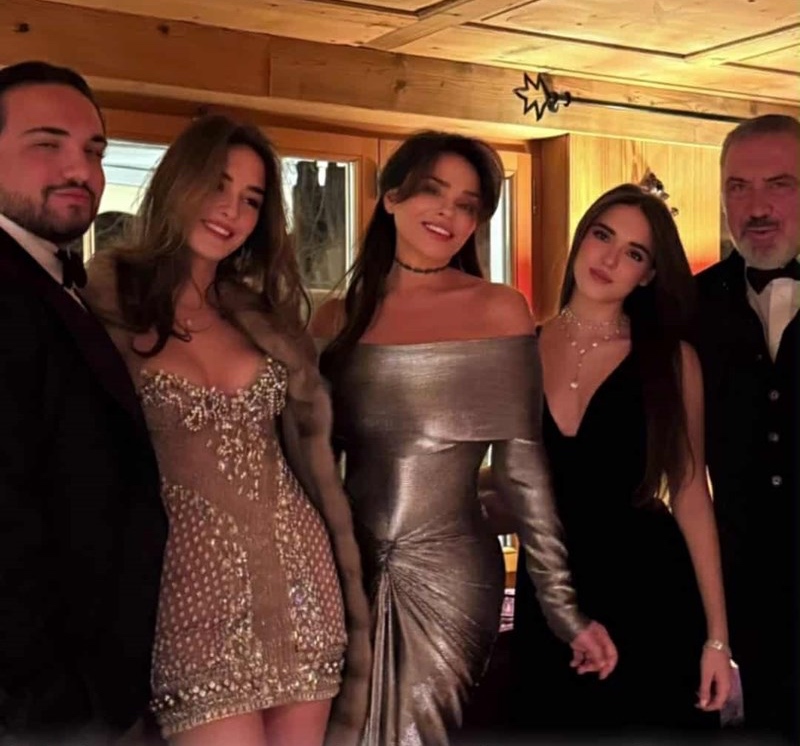 Η Σήλια Κριθαριώτη και ο Νίκος Τσάκος με τα παιδιά τους, Παναγιώτη, Ελισάβετ και Ειρήνη