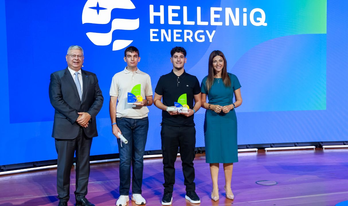 Ο Διευθύνων Σύμβουλος της HELLENiQ ENERGY κ. Ανδρέας Σιάμισιης και η Υπουργός Παιδείας, Θρησκευμάτων και Αθλητισμού κα Σοφία Ζαχαράκη (δεξιά), στην εκδήλωση βράβευσης για τους «Πρώτους των Πρώτων» από το Θριάσιο Πεδίο.