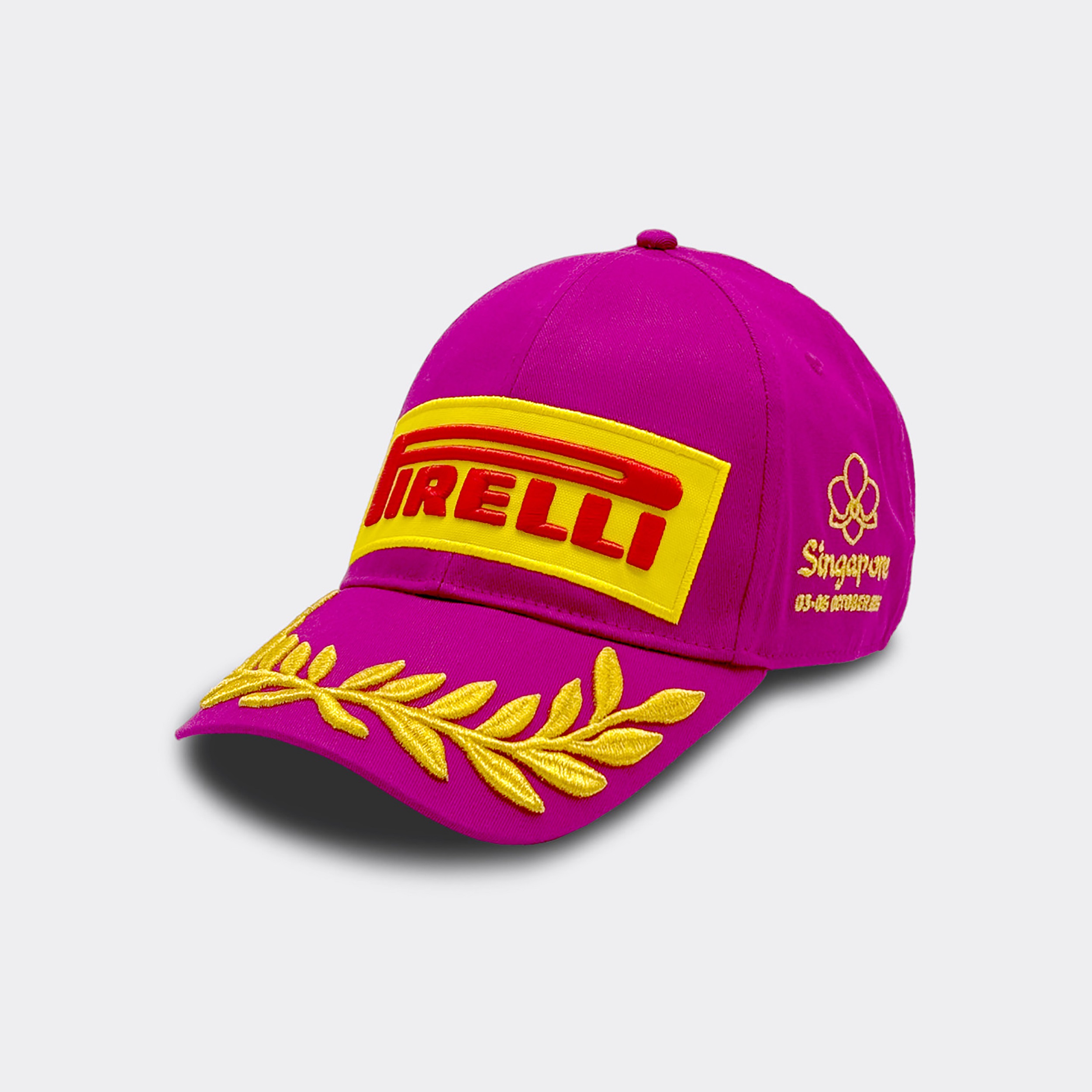 Ειδική έκδοση του καπέλου βάθρου (Pirelli Podium Cap) από το σχεδιαστή Denis Dekovic σε ροζ (ματζέντα) χρώμα. 