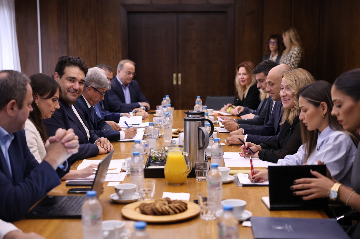 Ο υπουργός Εσωτερικών Θοδωρής Λιβάνιος (3ος Α) και η υπουργός Δημόσιας Διοίκησης και Τοπικής Αυτοδιοίκησης της Σερβίας Snežana Paunović (3η Δ) συνομιλούν, κατά τη διάρκεια της συνάντησής τους, στο υπουργείο εσωτερικών, Αθήνα Πέμπτη 02 Οκτωβρίου 2025. ΑΠΕ-ΜΠΕ / ΑΠΕ-ΜΠΕ / ΓΙΩΡΓΟΣ ΒΙΤΣΑΡΑΣ