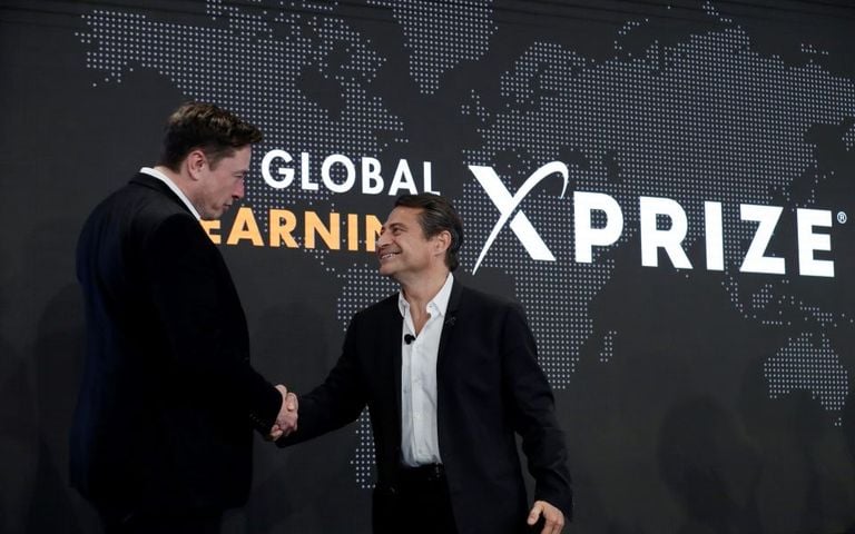 O επικεφαλής της Tesla, Elon Musk (αριστερά) και ο 