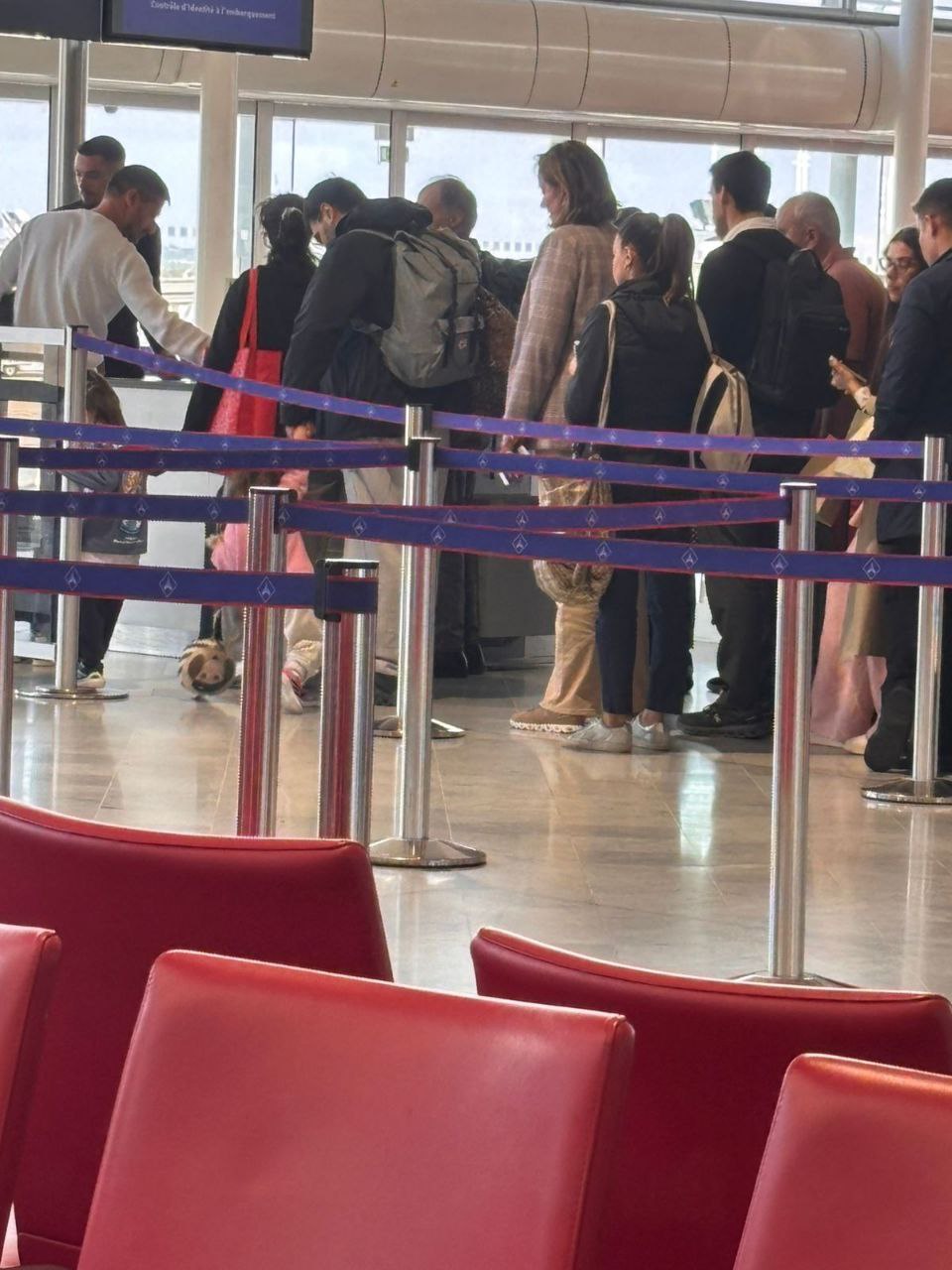 Η Ντόρα Μπακογιάννη στο αεροδρόμιο του Παρισιού