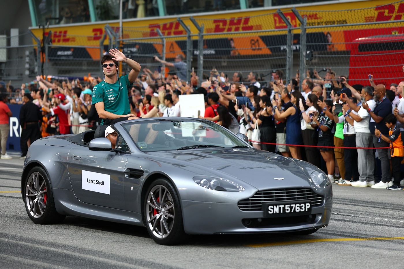 Ο Λανς Στρoλ στην παρέλαση των οδηγών σε μια Aston Martin, η μάρκα ανήκει στην οικογένειά του.