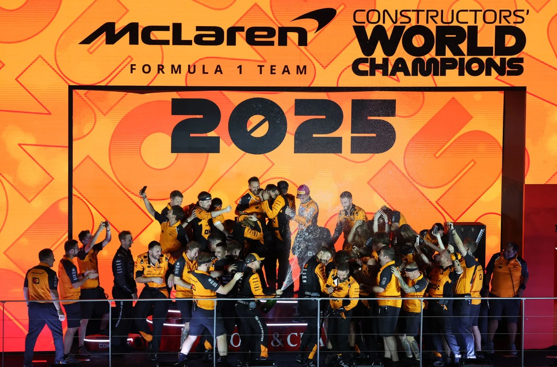 Έξαλλοι πανηγυρισμοί στη McLaren για την κατάκτηση του 10ου πρωταθλήματος κατασκευαστών.