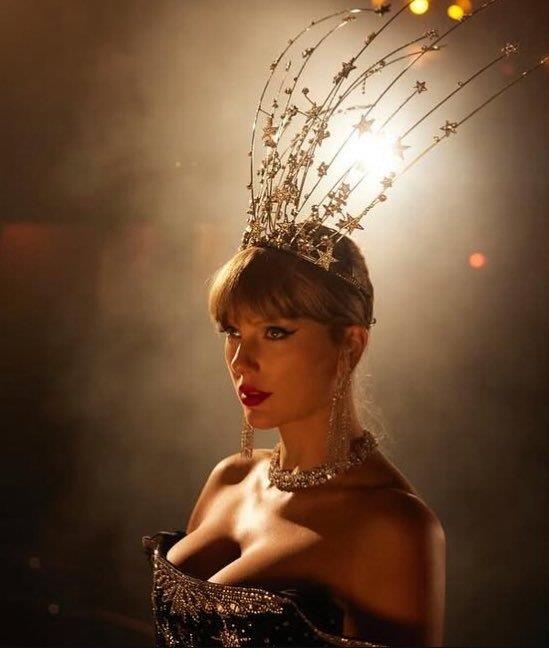 H Taylor Swift με look της Celia Kritharioti Haute Couture