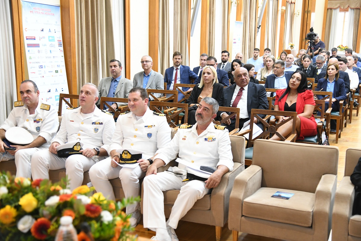 Καλές θάλασσες με υγεία και ασφάλεια»