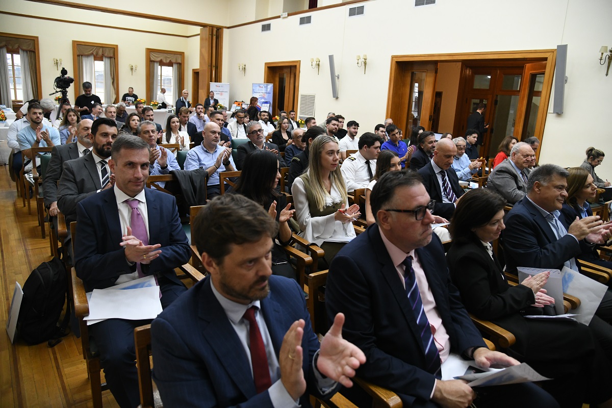 Καλές θάλασσες με υγεία και ασφάλεια»