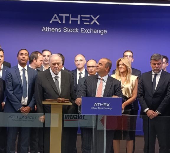 O Σωκράτης Κόκκαλης χτυπά το καμπανάκι για την έναρξη της συνεδρίασης