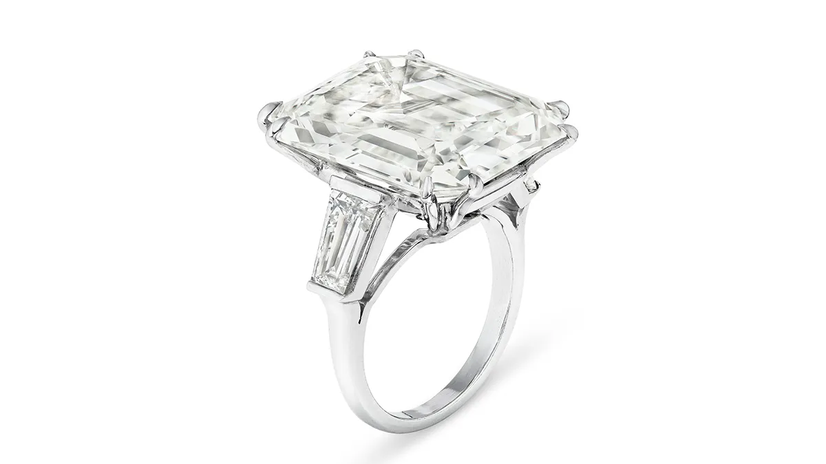 Ένα δαχτυλίδι με διαμάντι κοπής emerald (σμαραγδένιας κοπής) βάρους 24,99 καρατίων.(photo credit : Christie's)