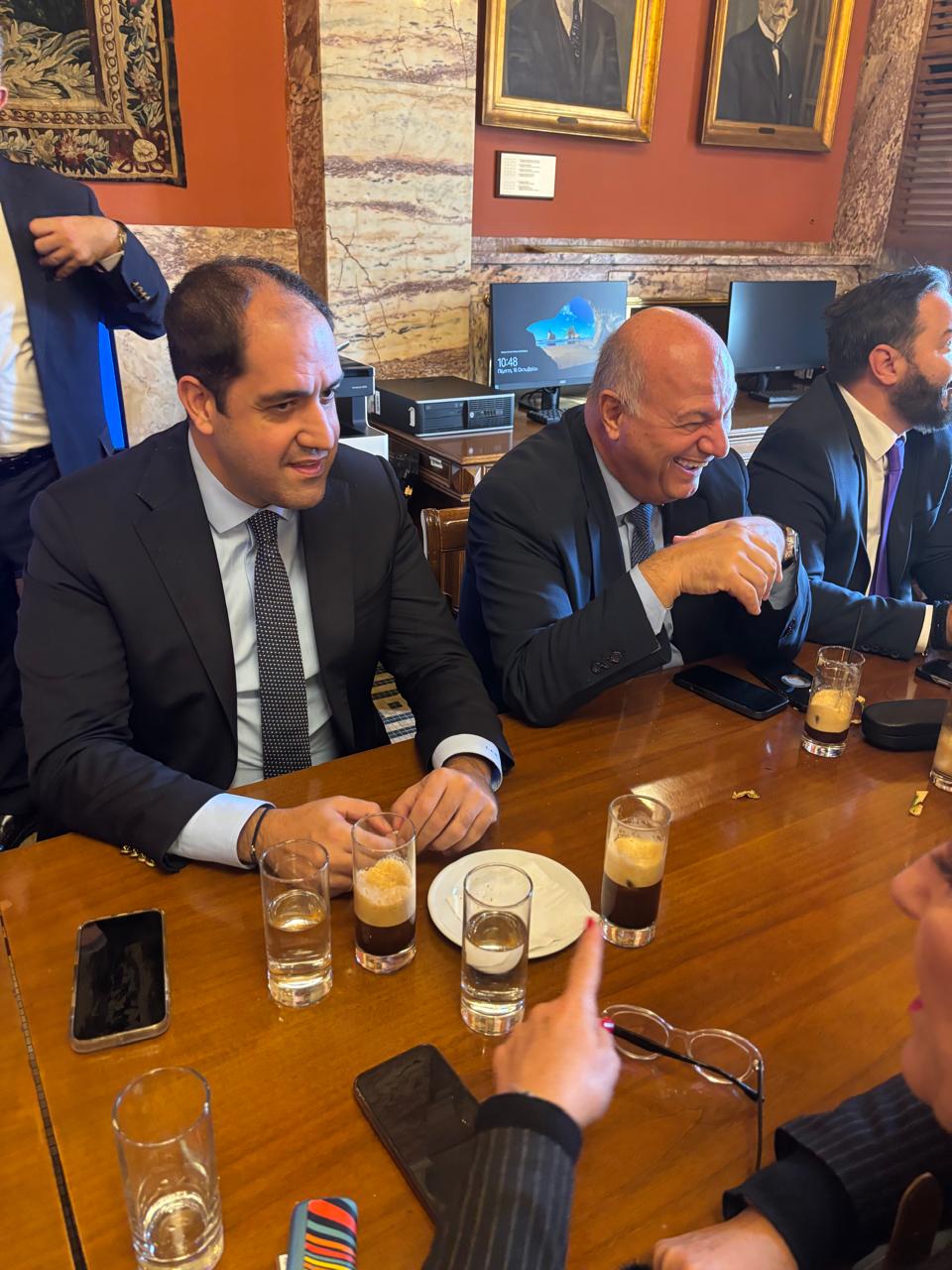 Γελώντας πριν τις φήμες περί παραίτησης, μαζί με τον Γιάννη Κεφαλογιάννη