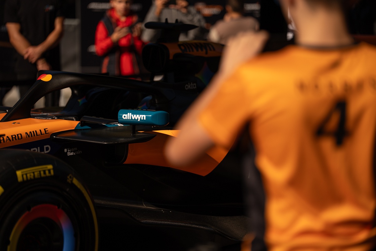 Το showcar της McLaren F1 Team θα βρίσκεται αυτή την Κυριακή 19/10 στην πλατεία Τριών Συμμάχων