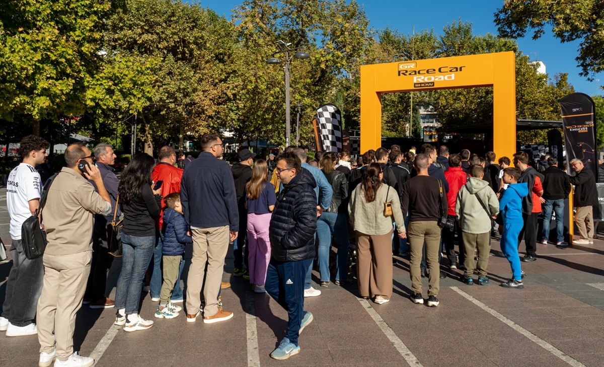 Πλήθος κόσμου έσπευσε να δει από κοντά το showcar της McLaren F1 Team στη Λάρισα.
