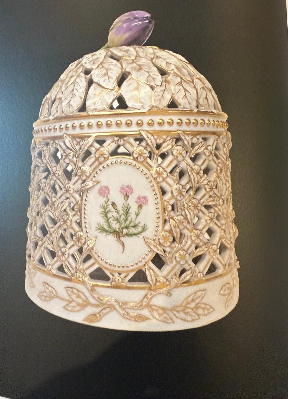Kάλυμμα τύπου ice bell-dome από πορσελάνη της σειράς Flora Danica, γαμήλιο δώρο προς την Άννα-Μαρία και τον Κωνσταντίνο Β΄