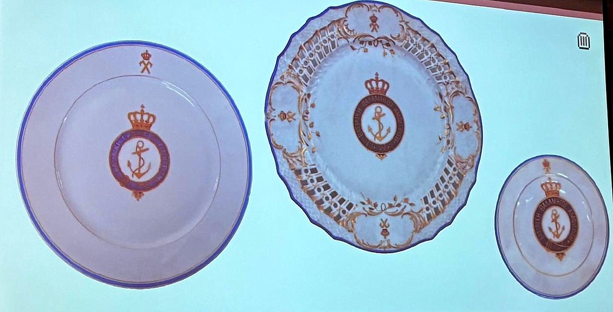 Σερβίτσιο Royal Copenhagen από τον εξοπλισμό της βασιλικής θαλαμηγού «Αμφιτρίτη» με το χρυσό βασιλικό μονόγραμμα του Γεωργίου Α΄ (1894-1900)