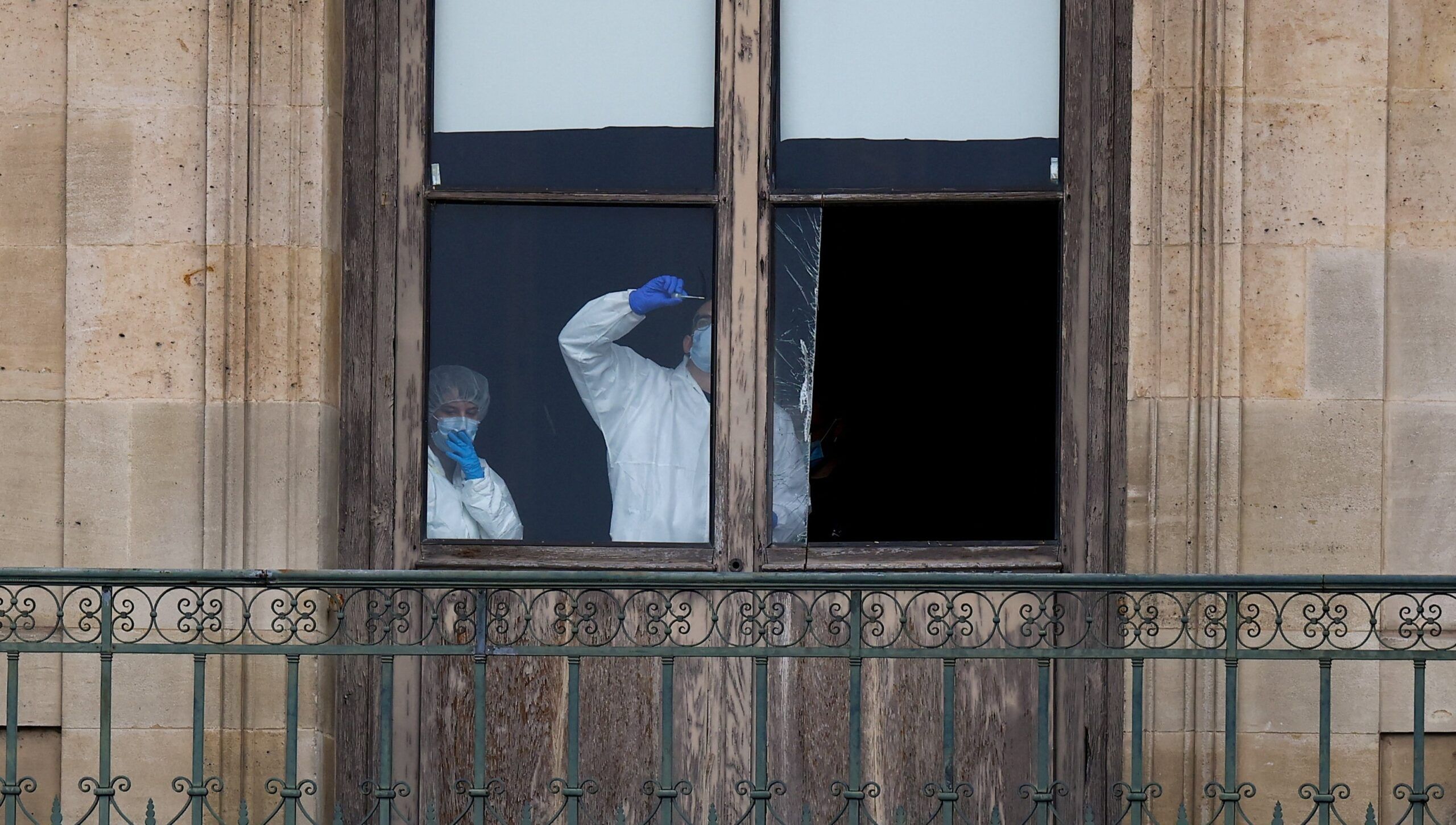 Εργασίες ασφάλισης της πόρτας από την οποία εισήλθαν οι δράστες