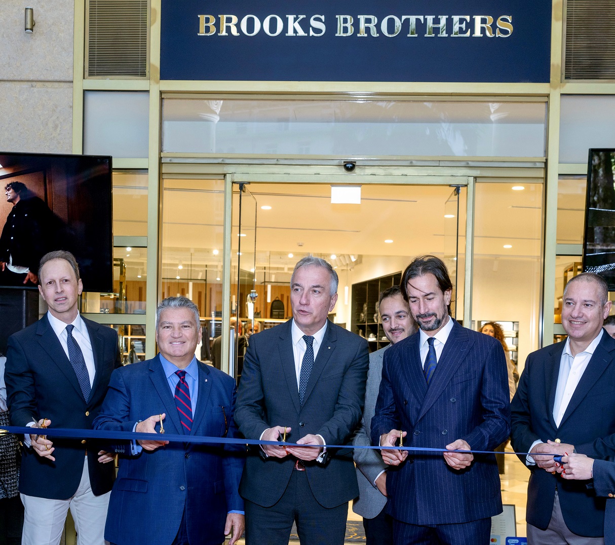 Δημήτρης Φιστές- Store Manager BROOKS BROTHERS, Κωνσταντίνος Τσουβελεκάκης- Ιδιοκτήτης REPLAY & BROOKS BROTHERS, Σταύρος Καλαφάτης- Υφυπουργός Ανάπτυξης, Παντελεήμων Καζαντζίδης-Αντιδήμαρχος Θεσσαλονίκης, Μarco Luraschi- Commercial Director Brooks Brothers Europe, Γιάννης Σκουλάκης- Commercial Manager Brooks Brothers