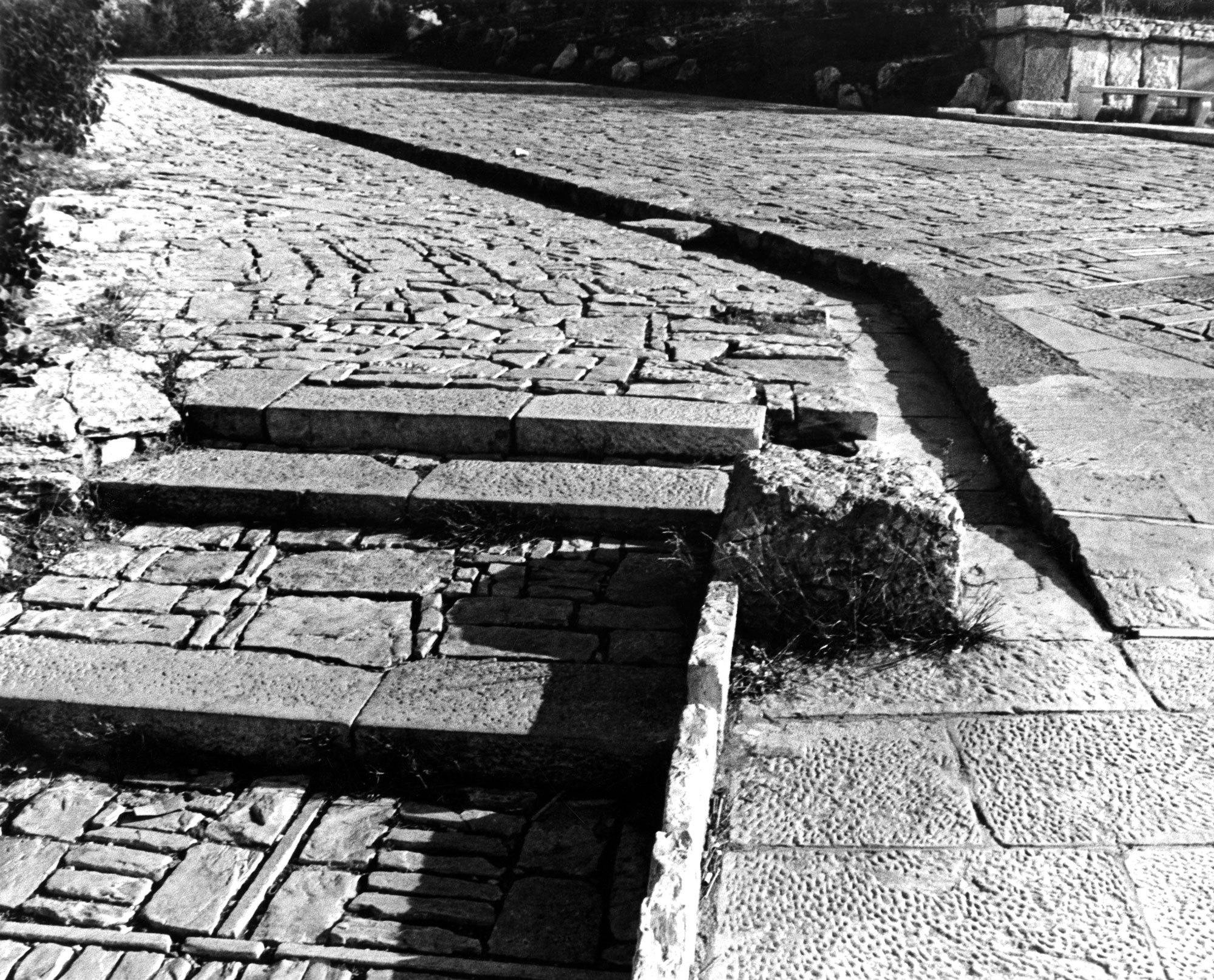 Άποψη της πλακόστρωσης στου Φιλοπάππου, 1954-1957
