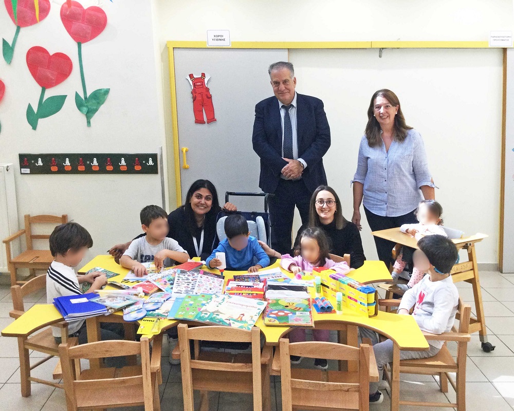 Στιγμιότυπο από την επίσκεψη του κυρίου Δημήτρη Ηλιάδη, Partner & Επικεφαλής του Γραφείου της KPMG στη Θεσσαλονίκη στην ΕΛΕΠΑΠ Θεσσαλονίκης με αφορμή την παράδοση των σχολικών προϊόντων