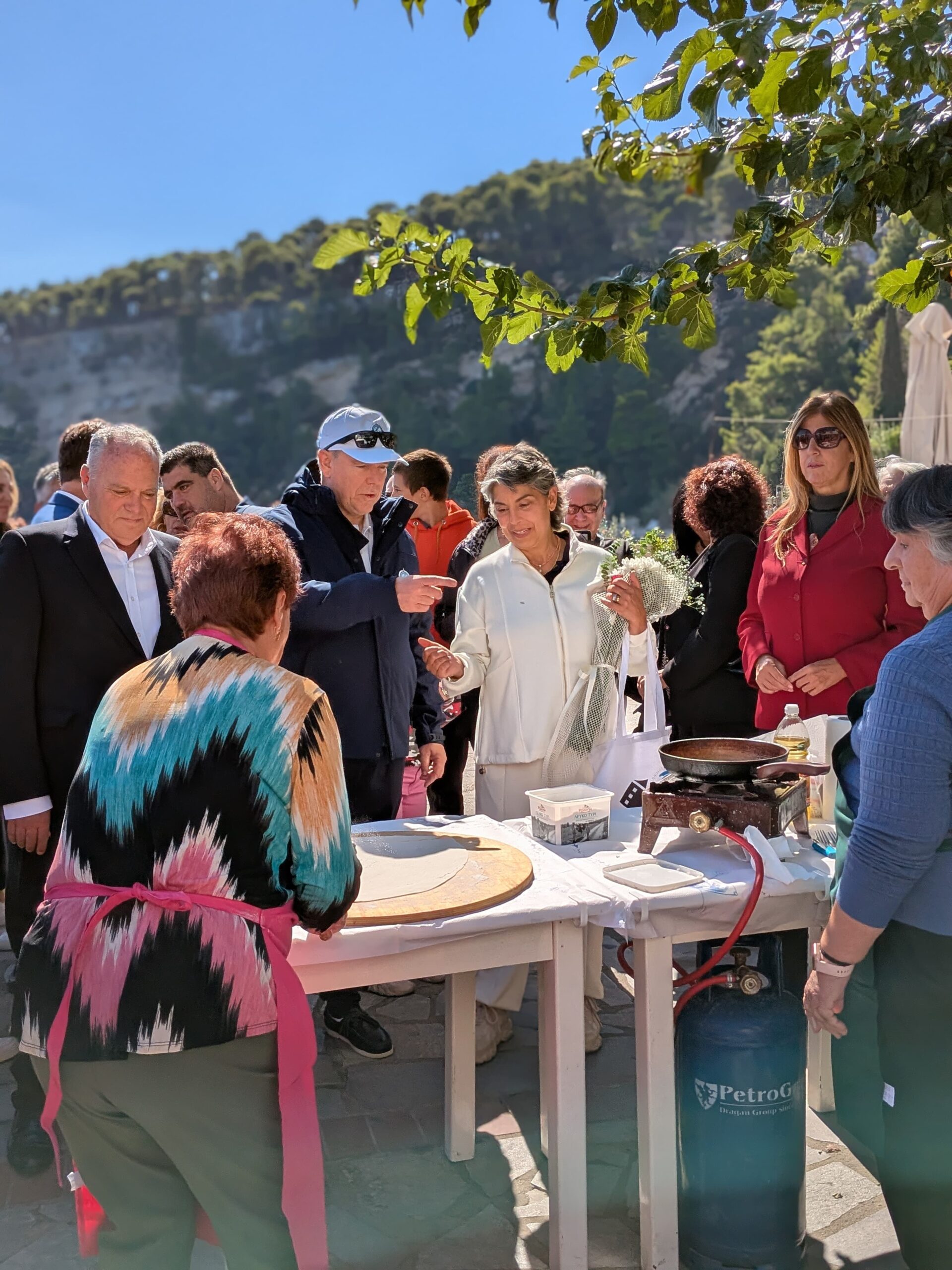 Ο Πρίγκηπας Αλβέρτος ΙΙ του Μονακό παρακολουθεί πως παρασκευάζεται η τοπική πίτα